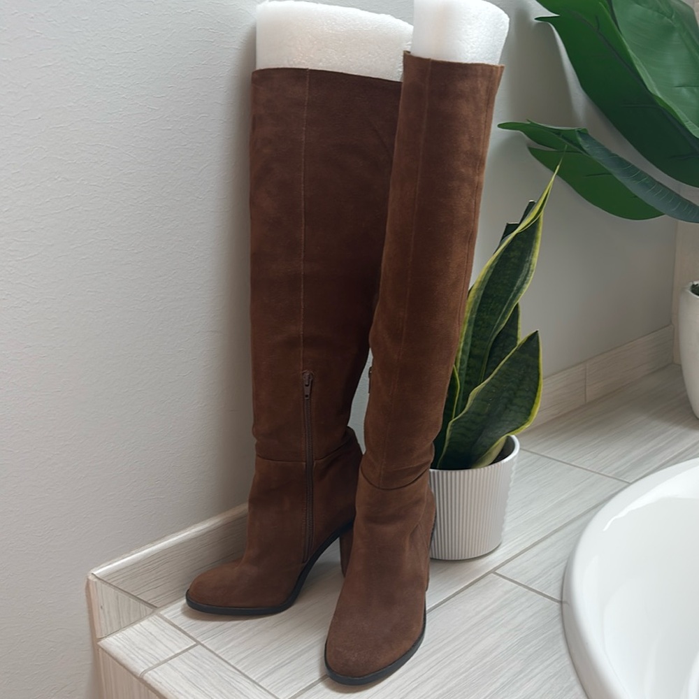 Gianni Bini Suede Brown knee high boots. Size 7. 4 inch heel. Gently used.